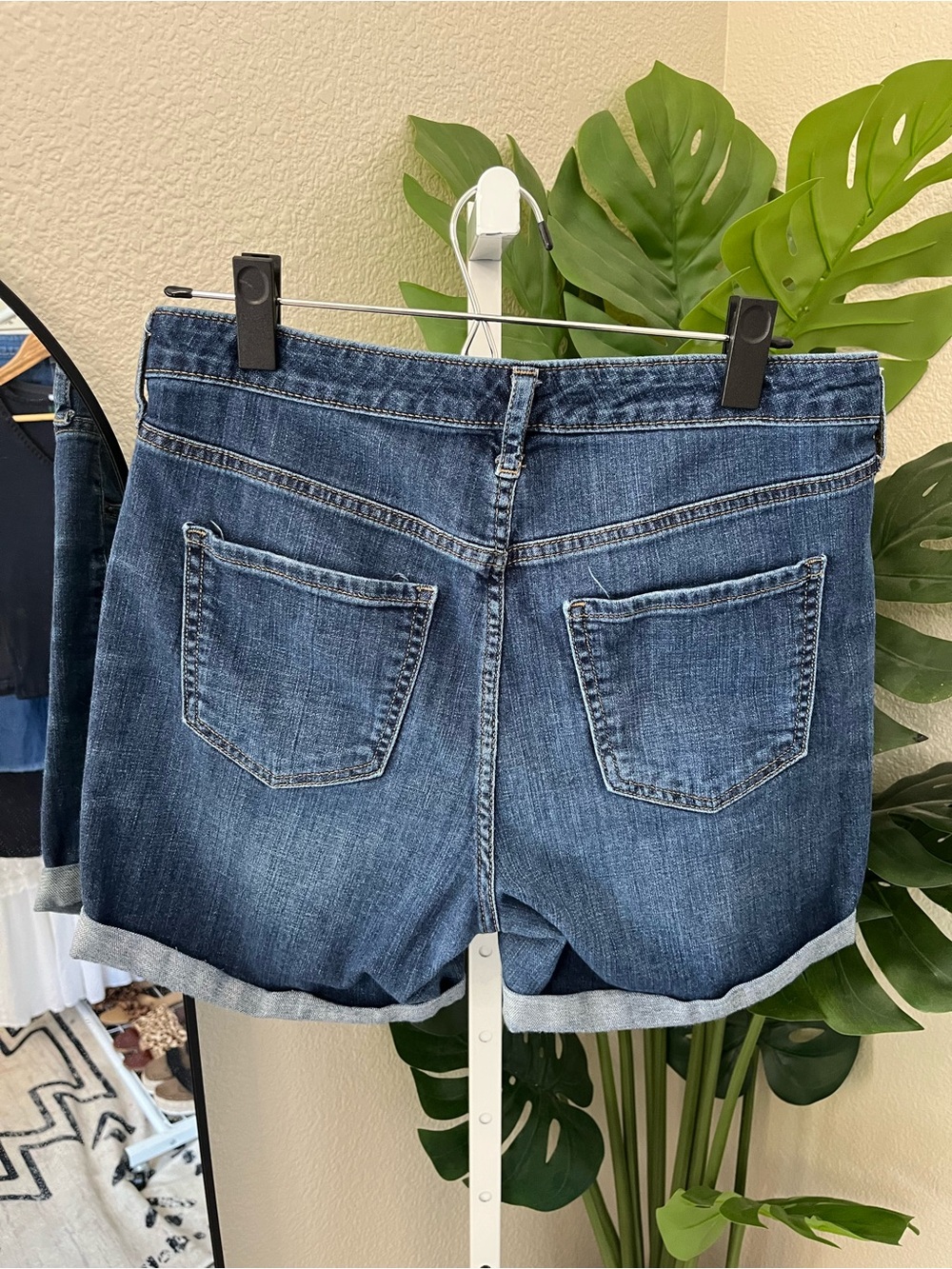 Universal Thread Women's Dark Blue Distressed Denim Shorts Size 8/29 | Mid Rise - Picture 5 of 5